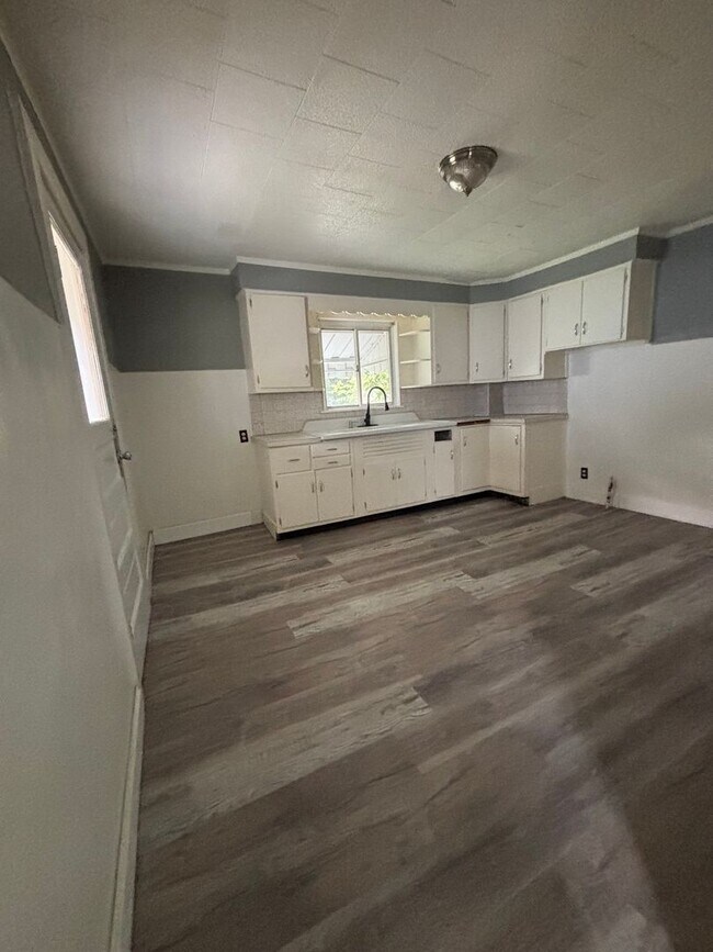 Foto del edificio - 3 Bdrm Newly Renovated