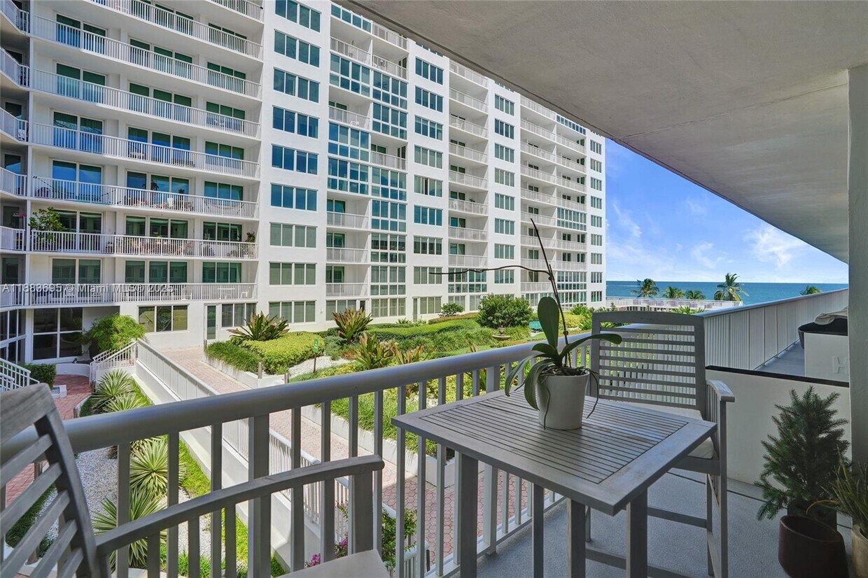 Foto principal - 5401 Collins Ave