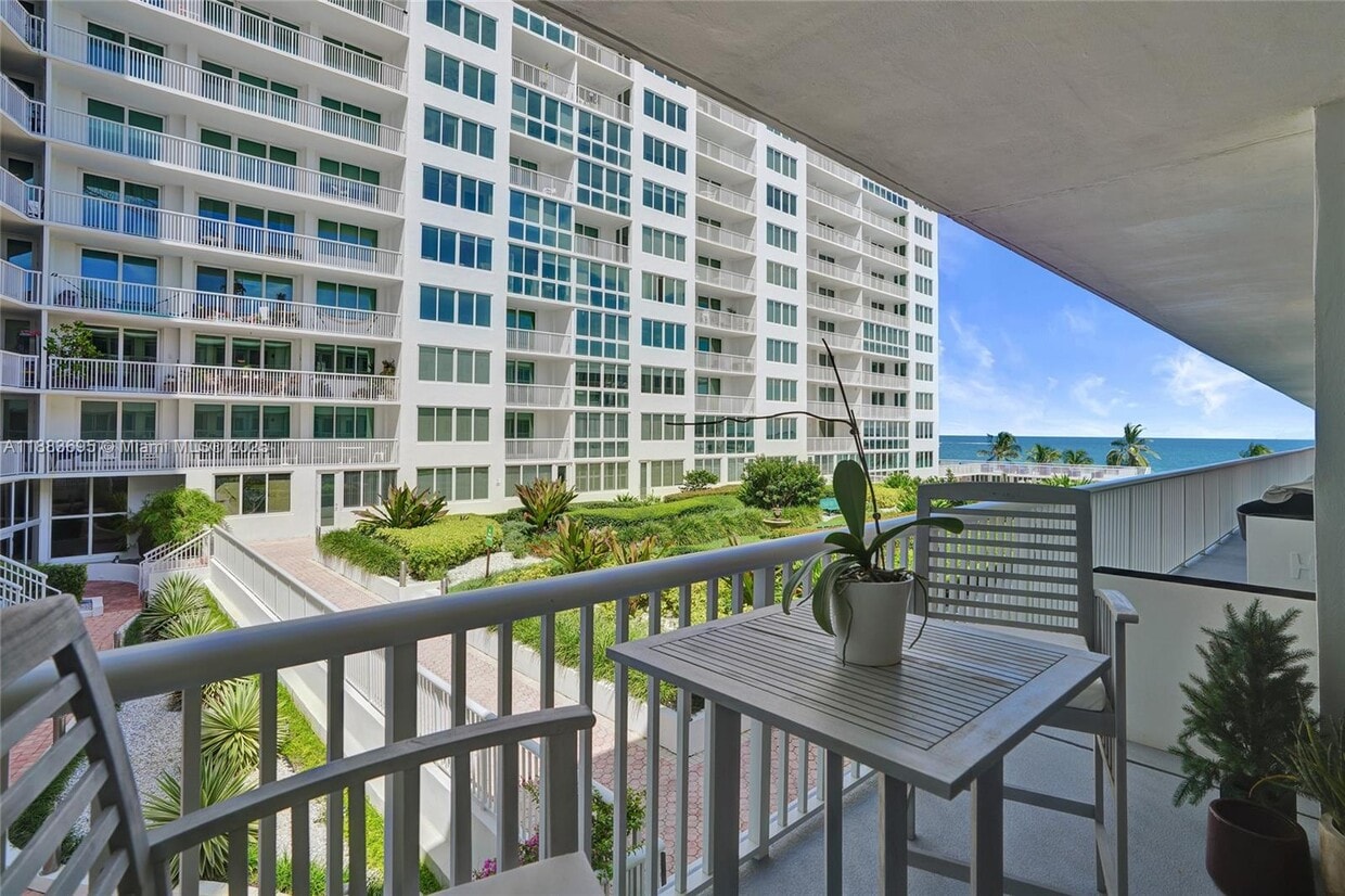Primary Photo - 5401 Collins Ave