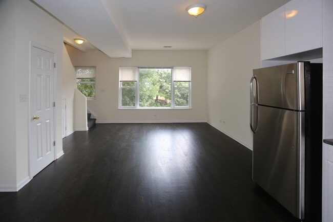 Building Photo - 2438 N Ashland Ave