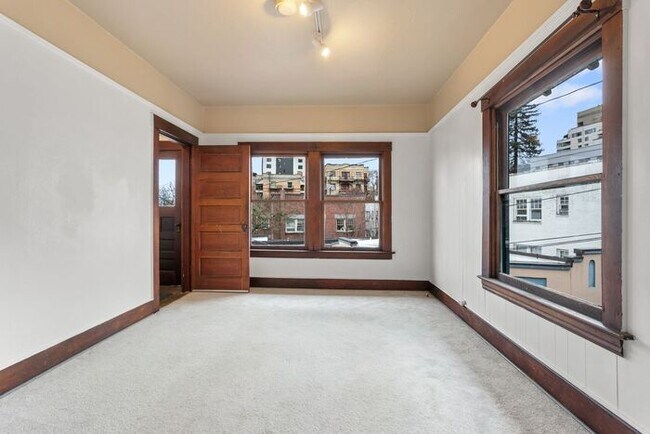 Foto del edificio - 1 Bedroom close to SW! Pets Ok! Walking distance to Providence Park!