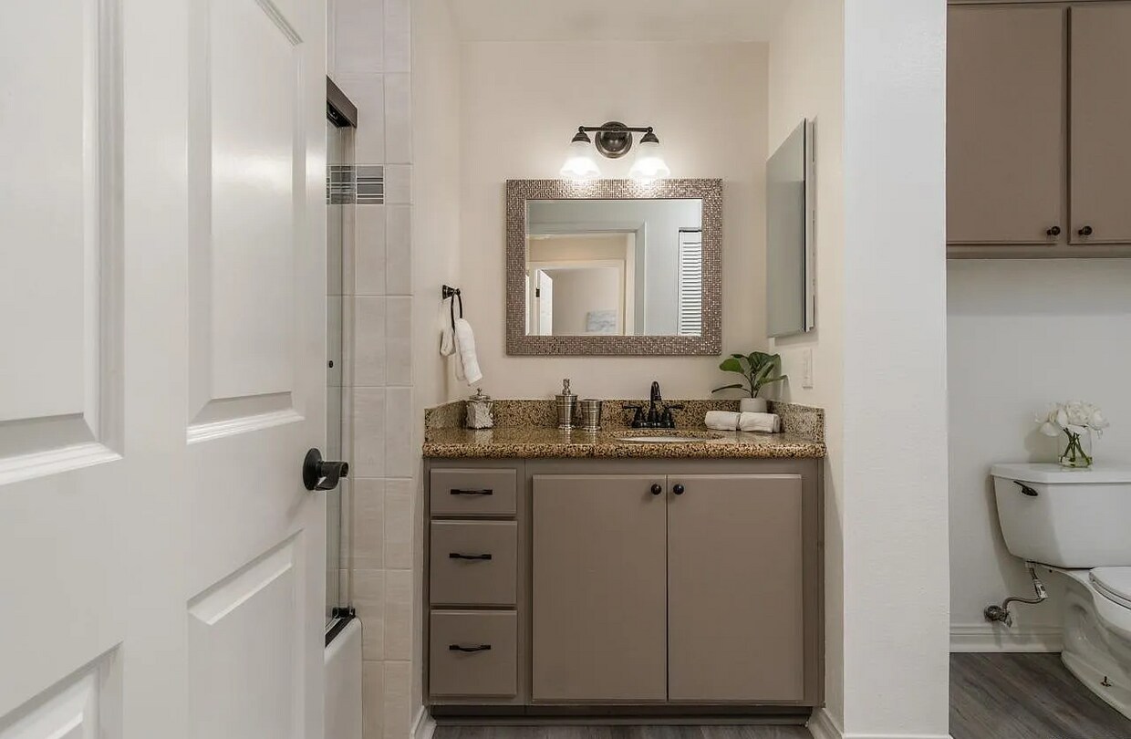 Foto principal - This condo has it all: location, style, an...