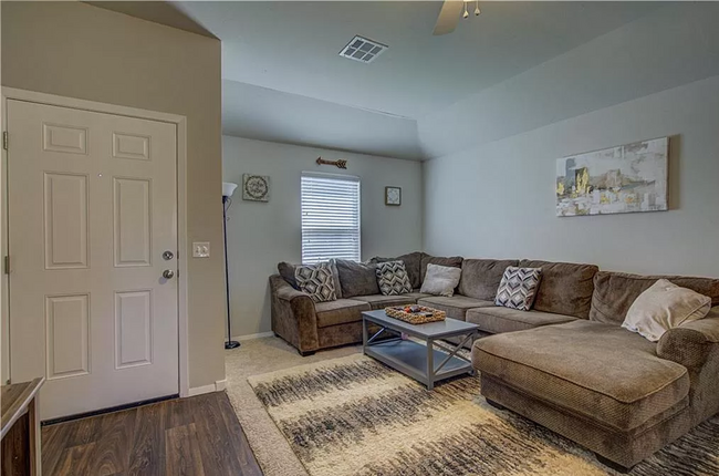 Building Photo - Charming 3-Bedroom, 2-Bath Home Near Lake ...