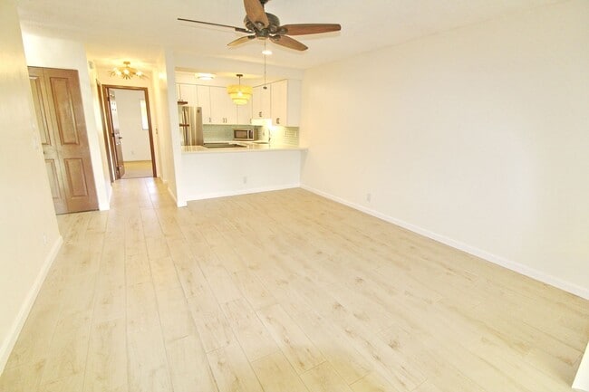 Building Photo - Highly Desirable Maui Gardens Unit Availab...
