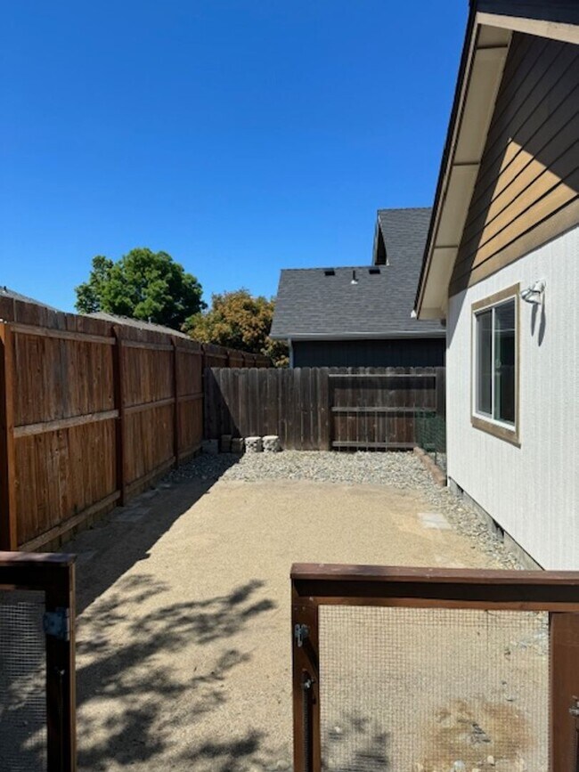 Foto del edificio - NEW TO MARKET/ 3 BEDROOM HOUSE ON QUIET DEAD END STREET