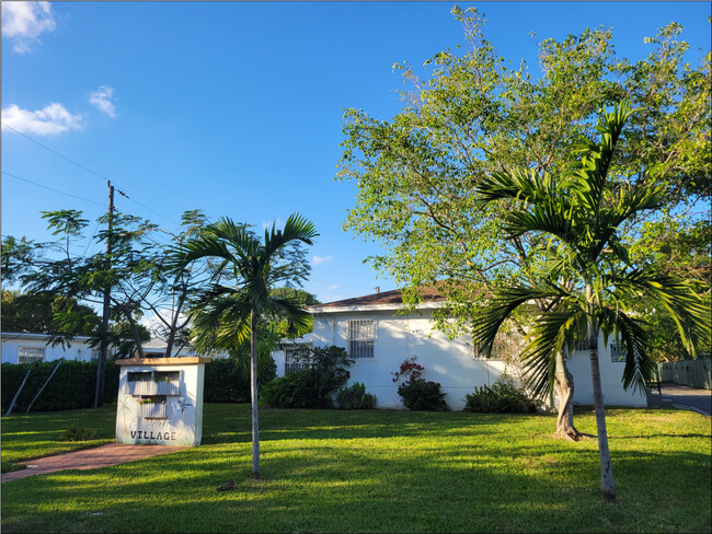 Foto del edificio - El Portal Village