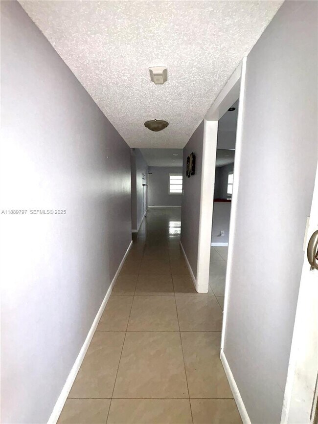 Building Photo - 5140 SW 40th Ave