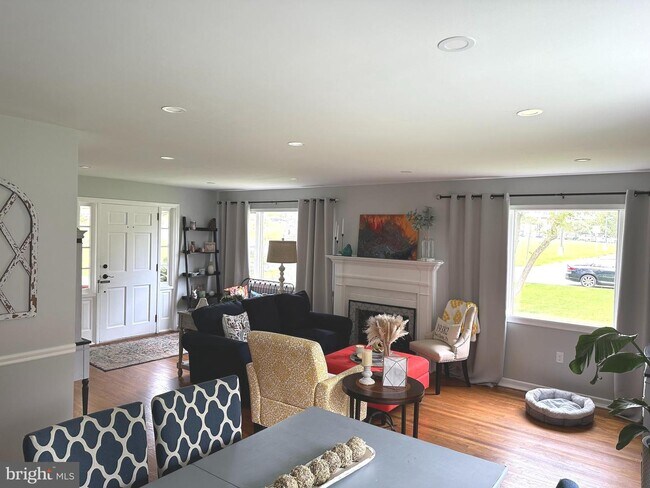 Building Photo - 808 Roslyn Ave