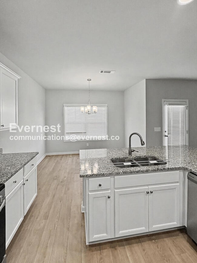 Building Photo - 3 Bed, 2.5 Bath Home with Fenced Yard & Garage / Pet-Friendly / Available Now!