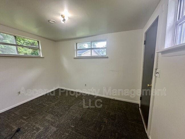 Building Photo - 9392 Daisy Dallas Rd