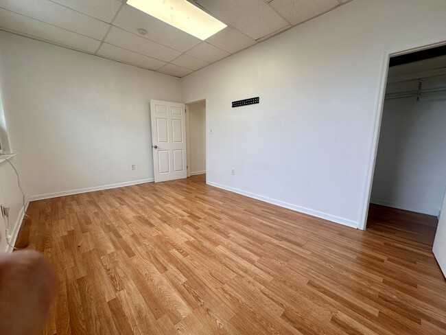 MODERN double pained glass windows, large bedroom, spacious WALK IN closet - 353 High St