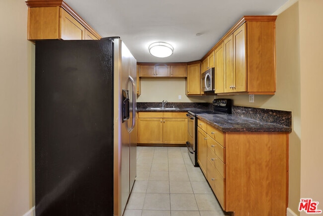 Building Photo - 10982 Roebling Ave
