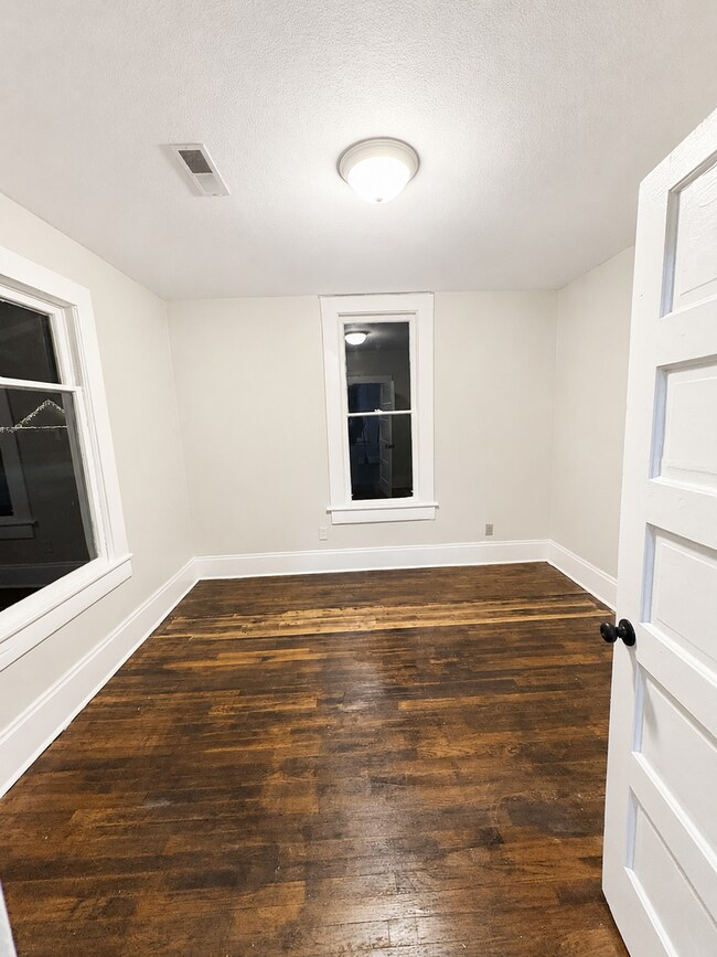 Building Photo - 3129-3131 N Wellington PL