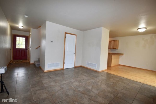 Building Photo - 3 br, 2.5 bath Condo - 924 N. River Rock
