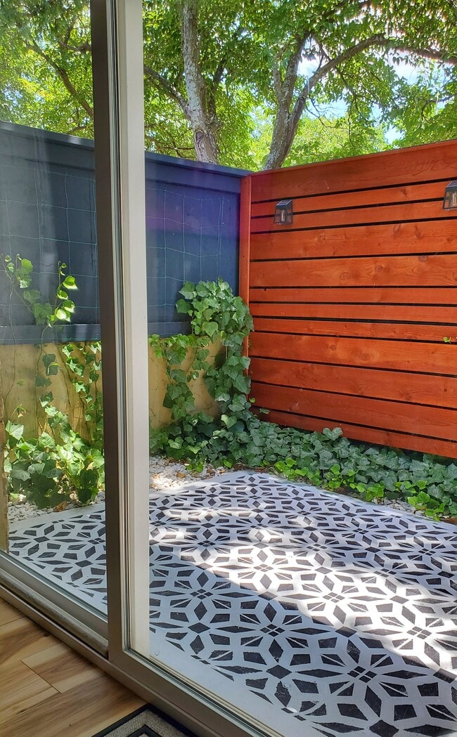 Enclosed patio - 5607 Harvest Hill Rd