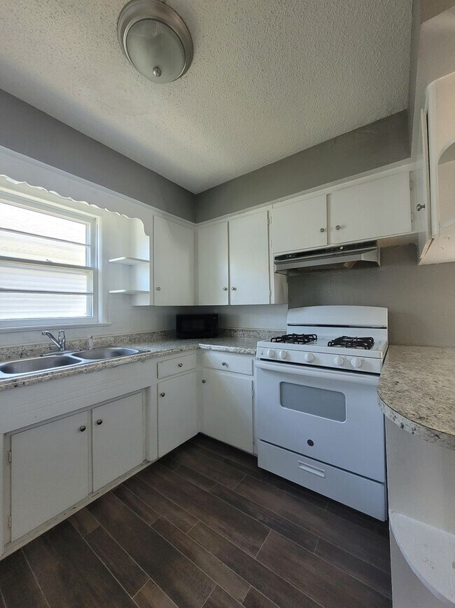 Building Photo - Awesome House!  Available Now 3 bedroom 1 ...