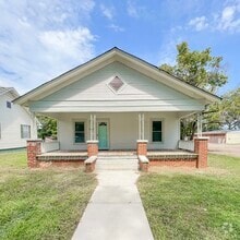 Building Photo - 705 W 12th St
