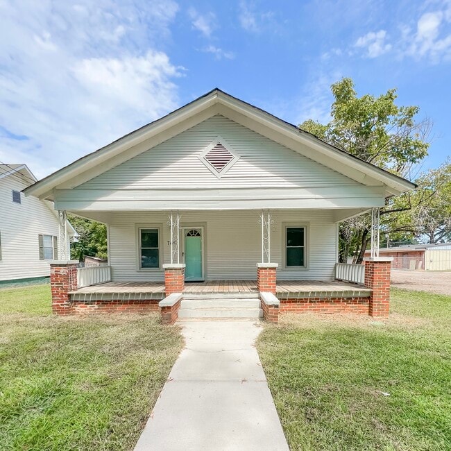 Photo - 705 W 12th St House