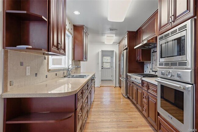 Building Photo - 331 Cambridge Dr