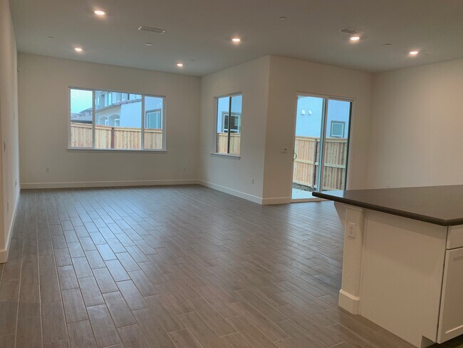 great room with high ceiling, tile floor, access to backyard - 4007 Lofgren Ave
