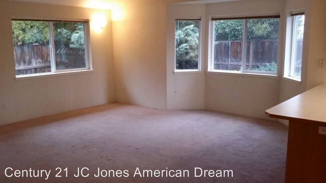 Building Photo - 1318 Golden Park Dr