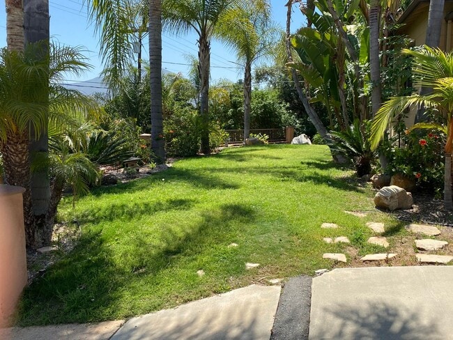 Building Photo - Lovely & Amazing Location-2 Bed/1 Bath Hom...