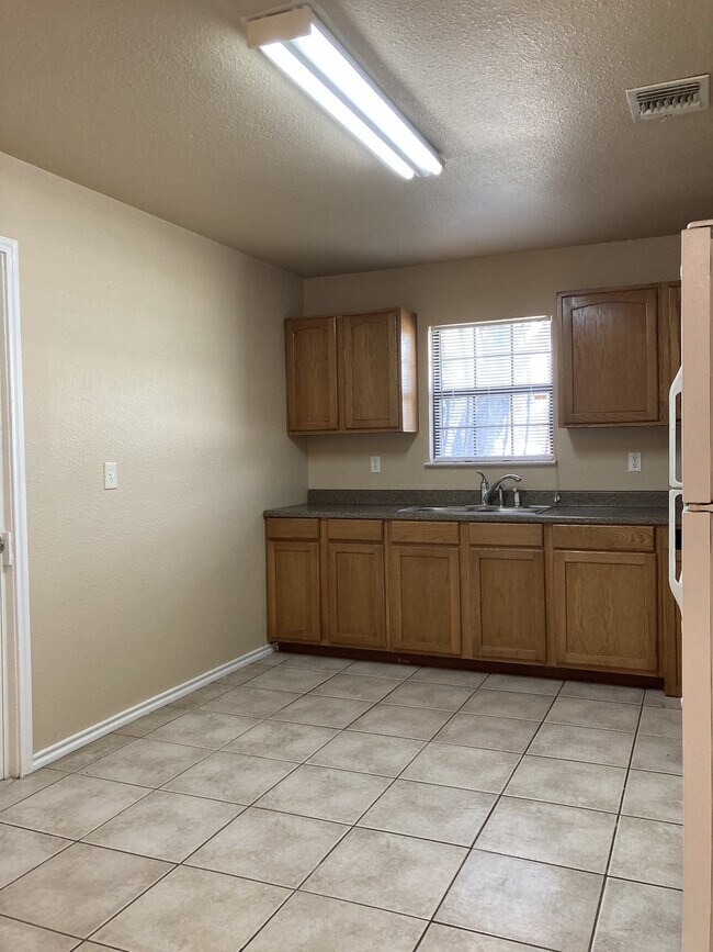 Foto del edificio - Updated 2 Bedroom Home with Bonus Room and Covered Patio