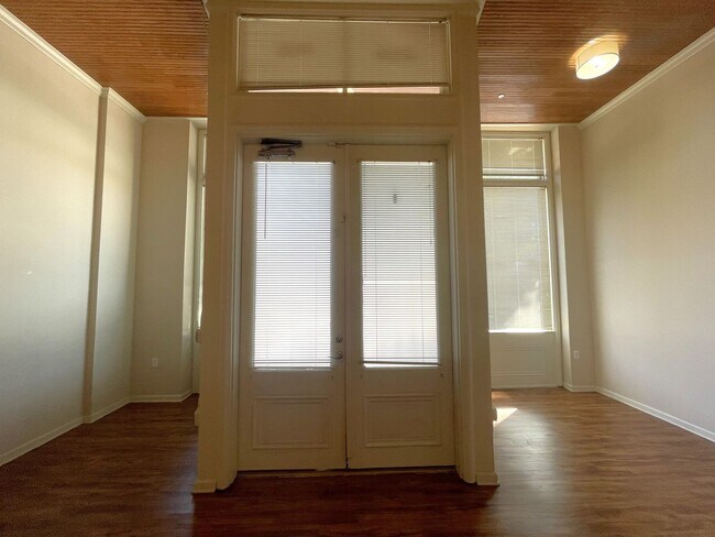 Building Photo - One Bedroom Apartment in Great Downtown Lo...