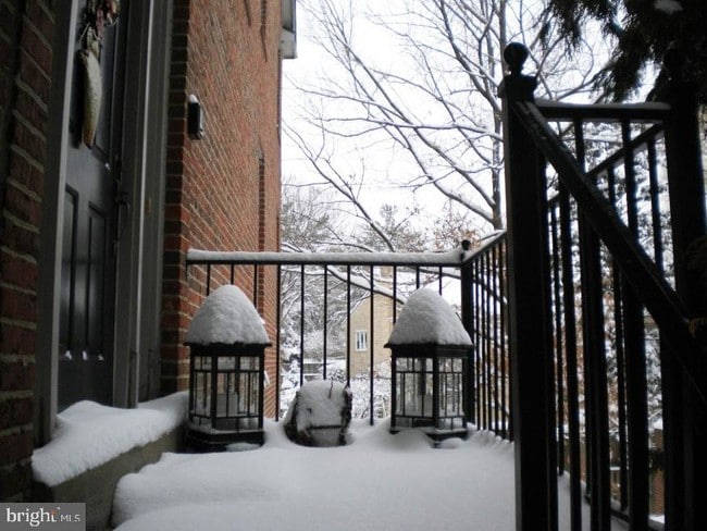 Foto del edificio - 9400 Regency Crest Dr