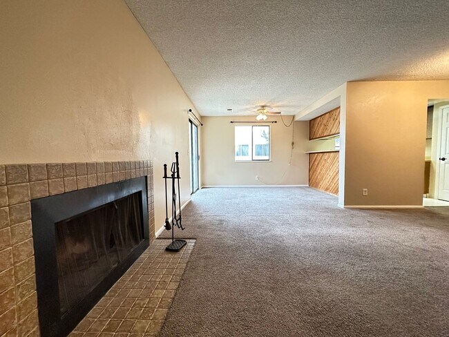Building Photo - Spacious 1 Bedroom Condo in Aurora