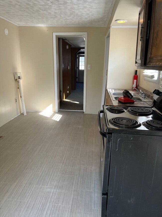 Building Photo - 2 Bedrooms House w/ Large Yard!