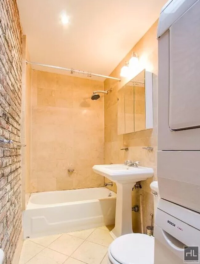 Building Photo - Perry Street