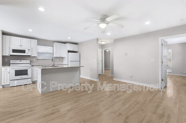 Foto del edificio - 1484 Norman Berry Dr