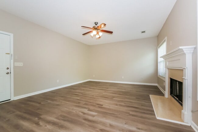 Building Photo - 440 The Gables Dr
