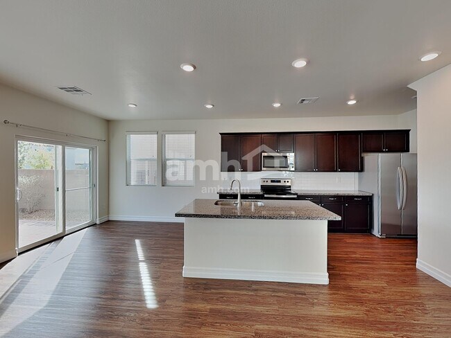 Foto del edificio - 4718 Tree Swing St