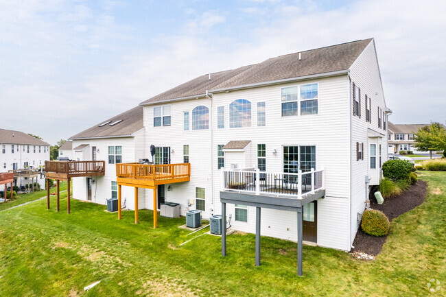 Building Photo - 2400-2431 Newtown Ln
