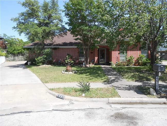 Building Photo - 4932 Longwood Ct