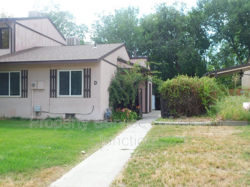 Primary Photo - 557 W Good Hope Cir