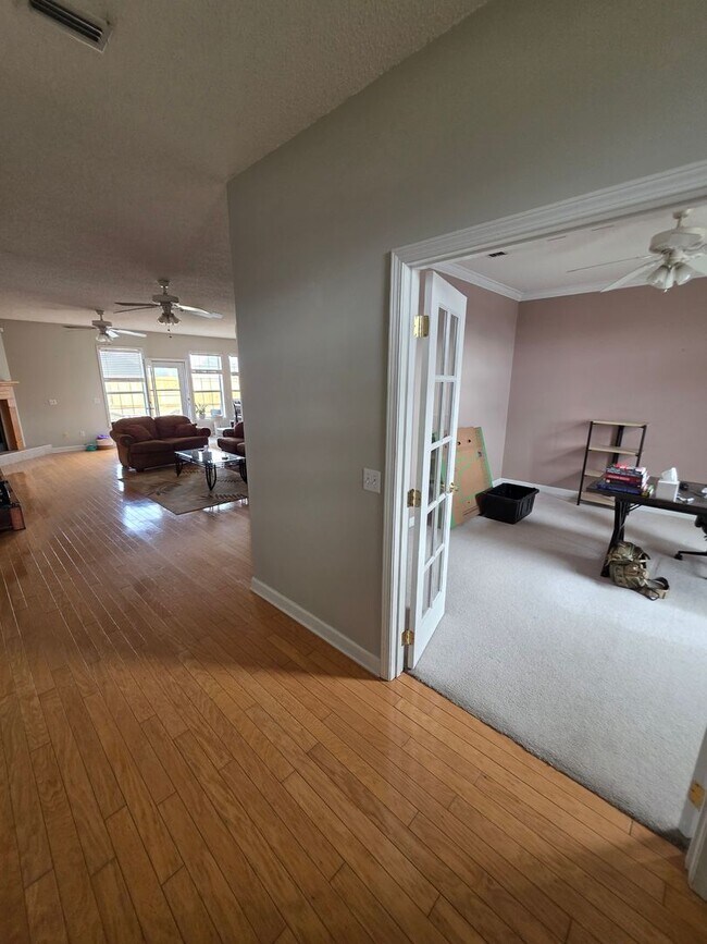 Foto del edificio - Available March! Non-Furnished Unit!