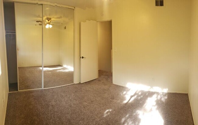 Building Photo - Townhome close to Santee Lakes!