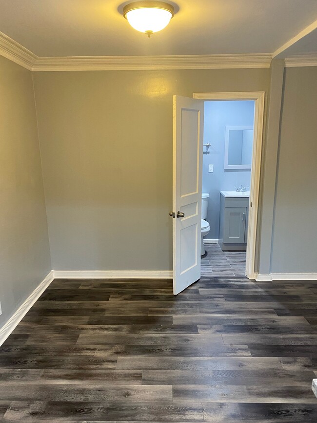 Baño de tres piezas junto a la sala de estar/comedor - 3332-3336 Stocker St