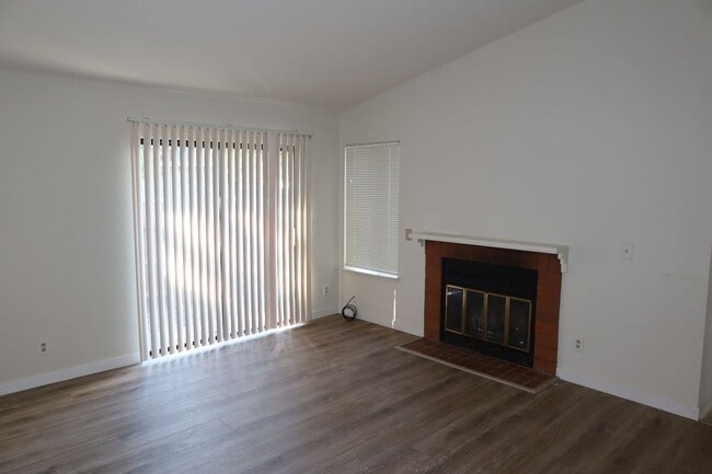 Foto del edificio - 3 Bedrooms, 2 Baths Half-plex in Greenhaven