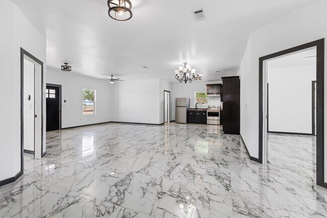Foto del edificio - 10799 E Drake St