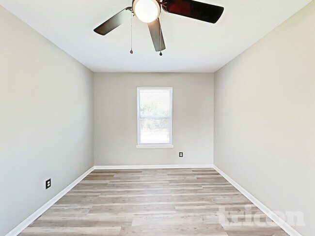 Foto del edificio - 3210 Crestwell Dr