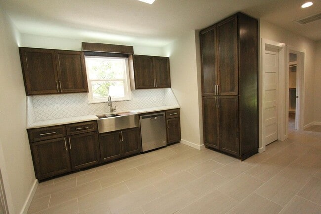 Building Photo - 625 E Cozy St