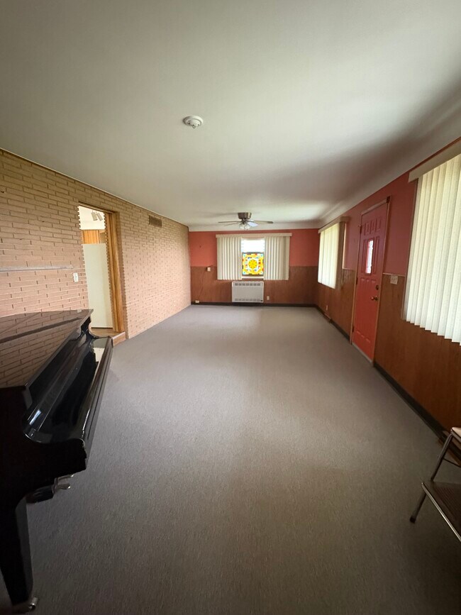 Building Photo - 5221 Pointe Tremble Rd