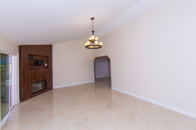 Foto del edificio - 3649 W 109th St