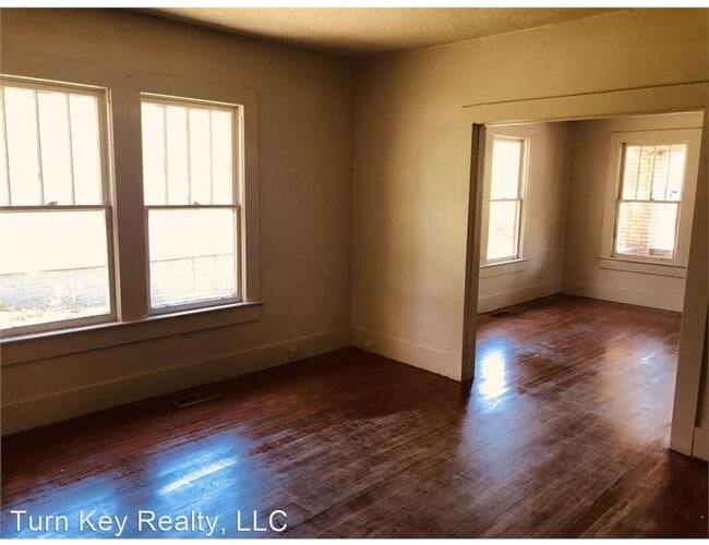 Building Photo - 3 br, 1 bath House - 501 10th Ave