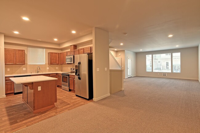 Building Photo - Spacious Townhome - 2 Primary Bedroom Suites