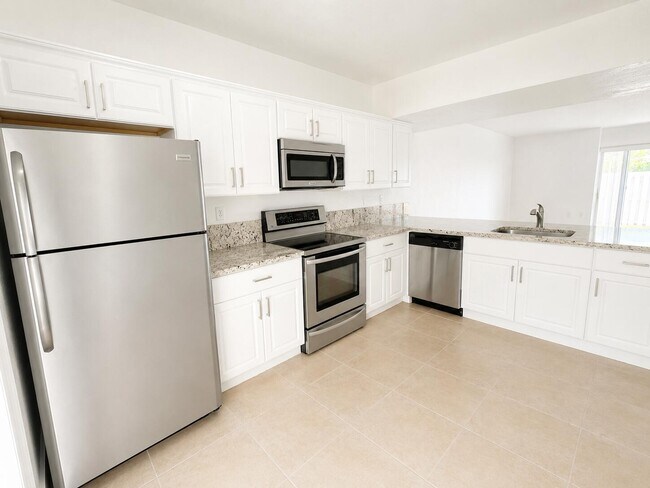 Building Photo - 887 Crystal Lake Dr